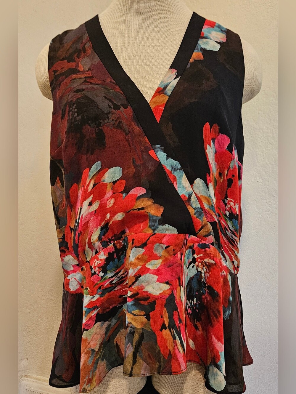 Trina Turk Floral Sleeveless Blouse Top Size Large NWT Black Multicolor Peplum V